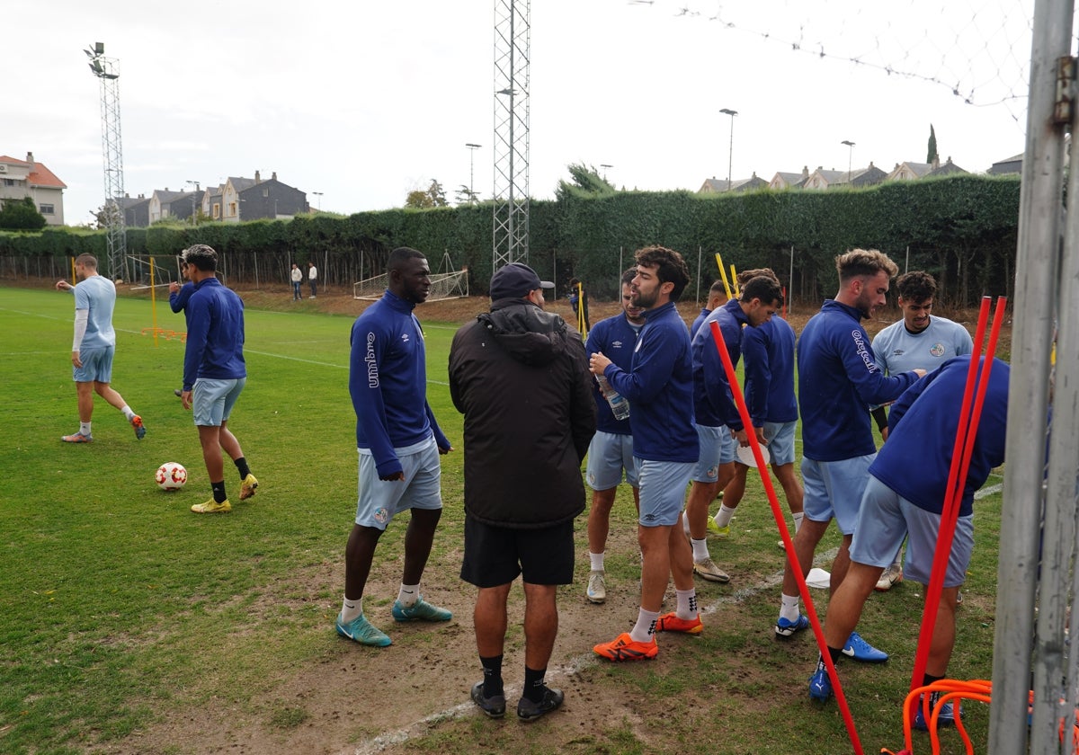 Javi Navas charlando con sus compañeros y Jehu durante un entrenamiento del Salamanca UDS.