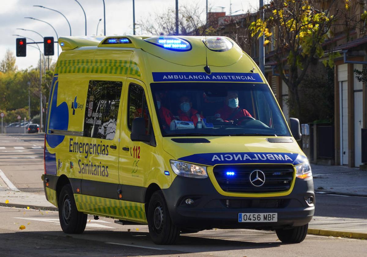 Una ambulancia de servicio.