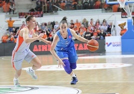 Silvia Domínguez intenta superar a Ingrid Tanqueray en el último Avenida-Bourges.