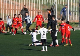 El colegiado muestra la roja al jugador del Salamanca UDS en el choque de la Tercera alevín.