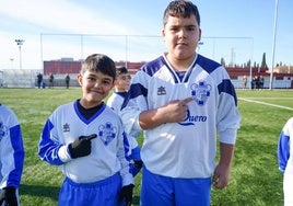 Algunos jugadores del Deportivo Salamanca se señalan el escudo.