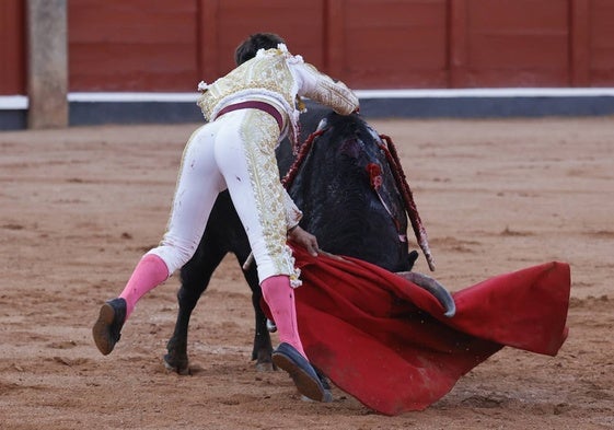 Estocada de Ismael Martín a Soviético, el toro de Garcigrande de su presentación en La Glorieta.