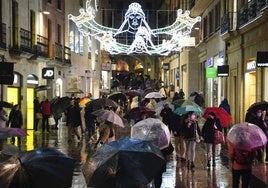 Una imagen de lluvia en la calle Toro con decoración navideña.