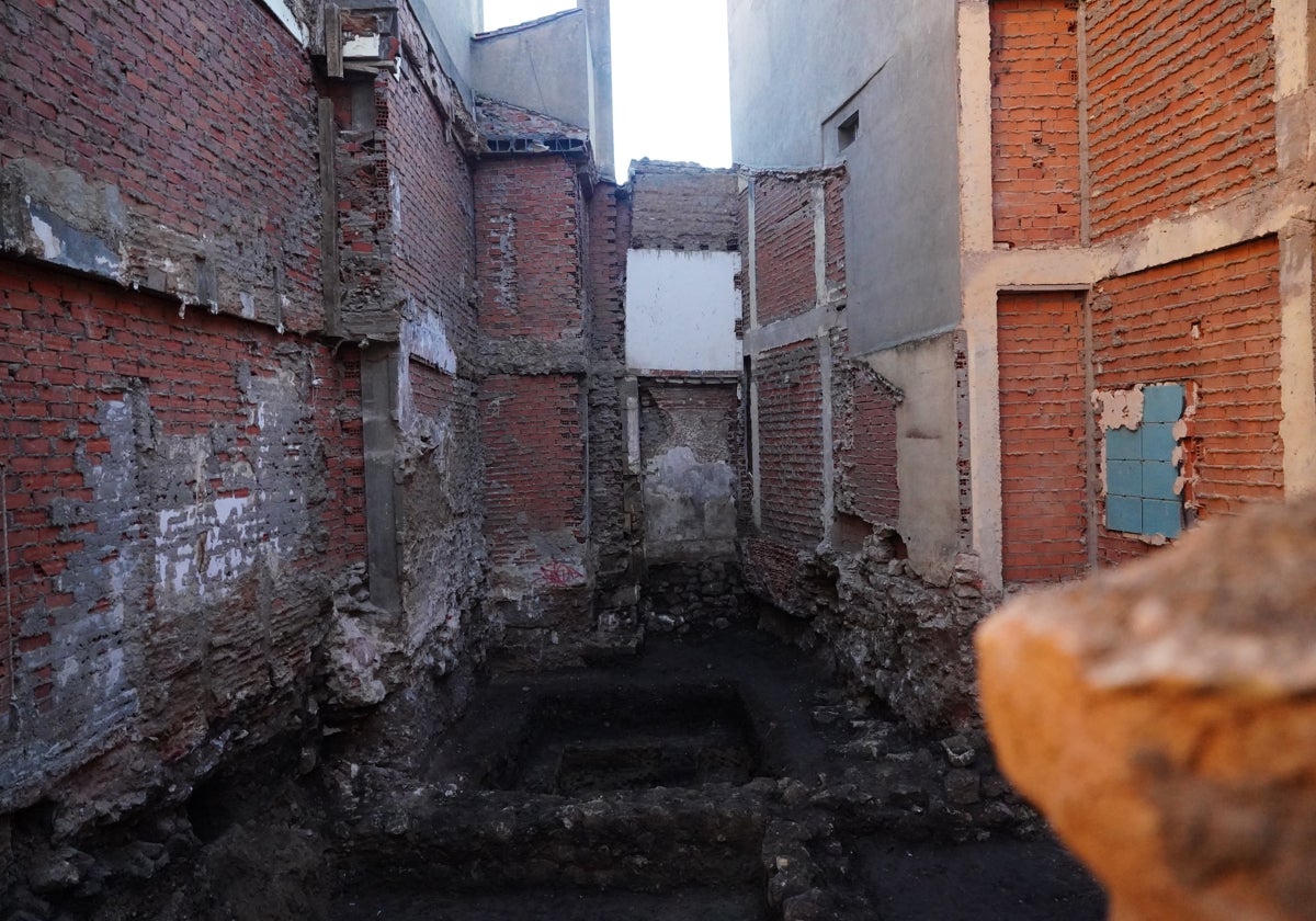 Restos arqueológicos hallados en la calle Tavira.