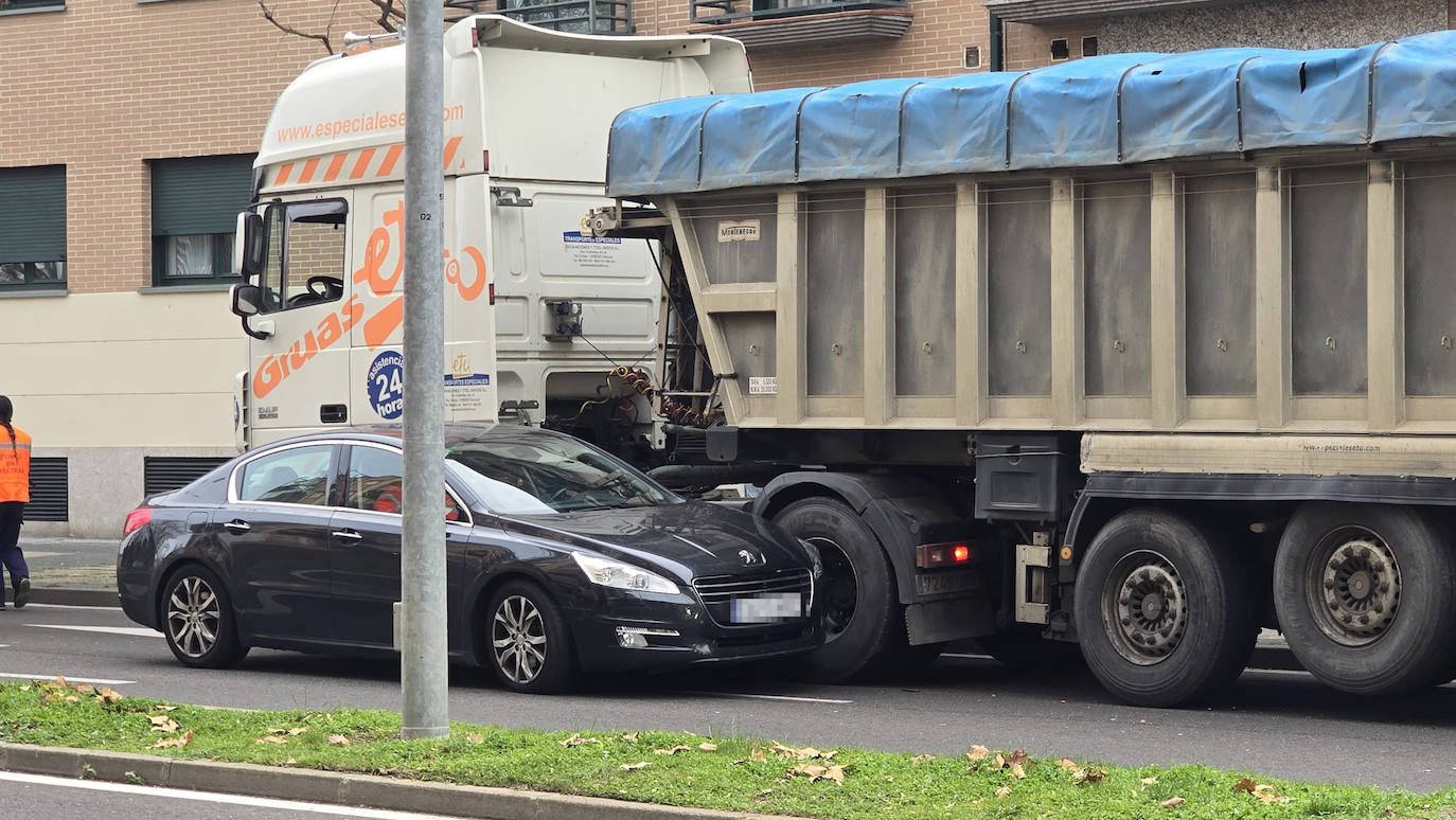 Imagen secundaria 2 - Aparatosa colisión entre un turismo y un camión en Jesús Arambarri