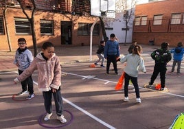 Los escolares disfrutan de uno de los juegos escolares en el patio del Santa Teresa.