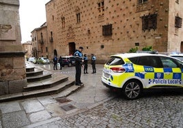 Cerco policial en la calle Compañía tras precipitarse un hombre desde las torres de la iglesia de La Clerecía el pasado octubre.