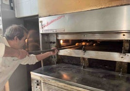 Agustín Galiano coloca el pan en el horno de su panadería en Peñaranda de Bracamonte.