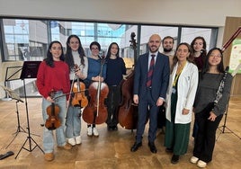 Músicos de la OSCyL joven, junto a Álvaro Muñoz y Carmen Rodríguez.