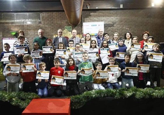 Ganadores y patrocinadores en la entrega de premios del XII Concurso de Dibujo Infantil de LA GACETA