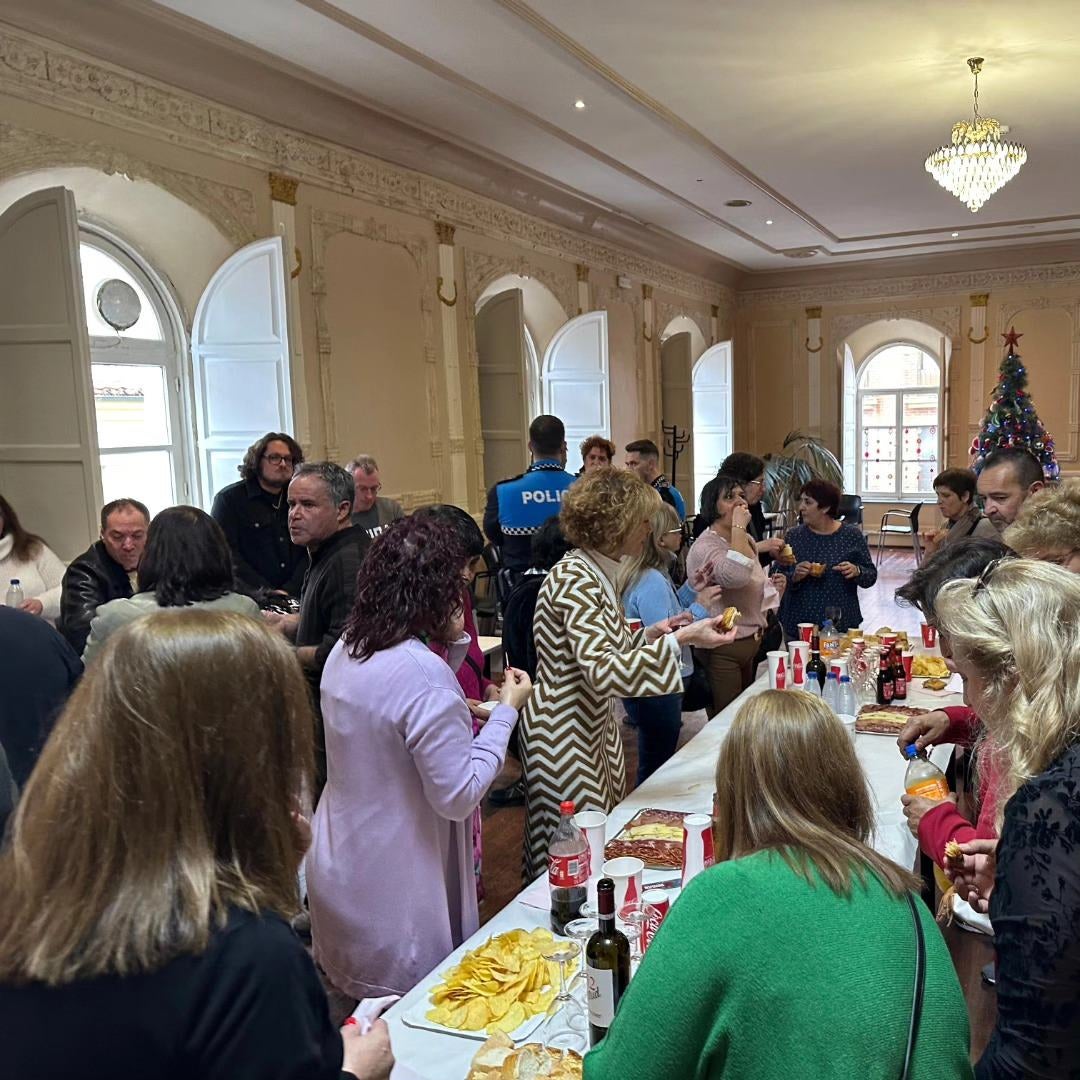 Los empleados municipales participan en el tradicional encuentro de Navidad