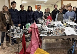 El ganadero salmantino Rafa Cruz, Olga Jerez y Lucía Martín, con alumnos de la Escuela taurina de Algemesí.