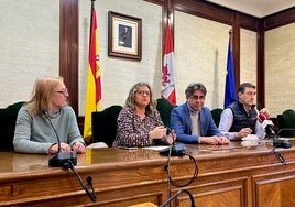 Maite Crego, Carmen Hernández, Luis Francisco Martín y Rubén Martín, este viernes en el Ayuntamiento de Béjar.