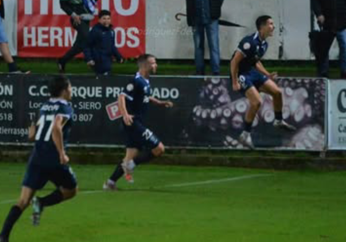 Los jugadores celebran el gol ante el Coruxo.