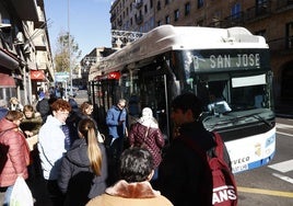 Un grupo de viajeros subiendo al autobús urbano.