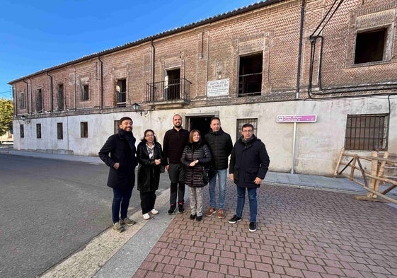 Fran Díaz, Carmen García, Andrés Mulas, Carmen Ávila, Bruno García y Fernando de Pablos frente al hospital.