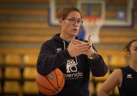 Anna Montañana da indicaciones a sus jugadoras en el entrenamiento antes de partir hacia Alcantarilla.