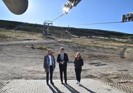 Javier Hernández, Luis Francisco Martín y Purificación Pozo, esta mañana de sábado en La Covatilla que carece de nieve en sus pistas a estas alturas de diciembre.