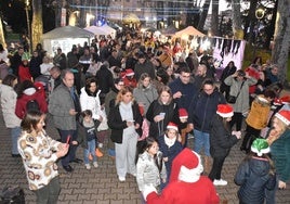 Imagen de los pequeños y sus familias esperando a ser recibidos por Papa Noel en el parque municipal de La Corredera