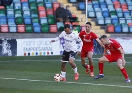 Juancho, presionado por dos futbolistas del Marino de Luanco.