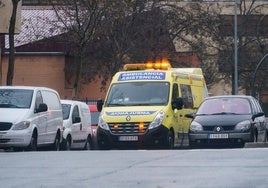 Una ambulancia circula por la capital.