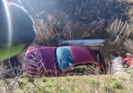 Imagen del coche caído en el terraplén.