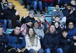 Varios aficionados en el feudo del Salamanca UDS