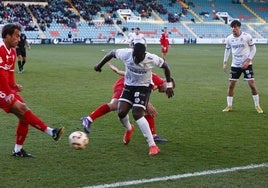 Souley disputa el cuero ante un jugador del Marino de Luanco.