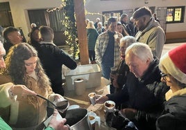 Voluntarios sirven el chocolate en Mancera