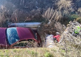 Los ciclistas arropan con una manta al hombre herido tras sufrir el accidente en la DSA-650, en Huerta.