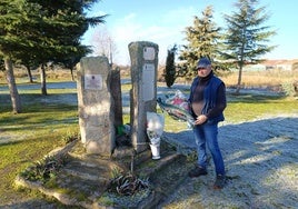 Manuel, superviviente, colocó un ramo de flores en recuerdo de las víctimas