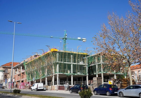 Un edificio de viviendas en construcción.