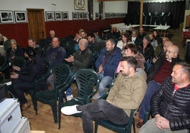 Alcaldes, concejales e invitados, durante la reunión celebrada en Puente del Congosto.