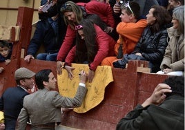 Juan Ortega firmando un capote a unas aficionadas en Ciudad Rodrigo el pasado Carnaval.