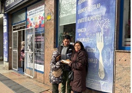 Carla Muro posa junto a sus hijos de 7 y 12 años en el Comedor de los Pobres.