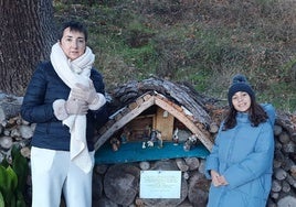 Flavia García y su hija Silvia Dopazo han ubicado un misterio a los pies del monumento al Sagrado Corazón en Béjar.