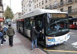 Un usuario sube a un autobús urbano en la Gran Vía.