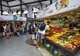 Clientes caminando por el Mercado Central.