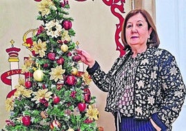 Rosa López junto al árbol de Navidad de la Subdelegación del Gobierno.