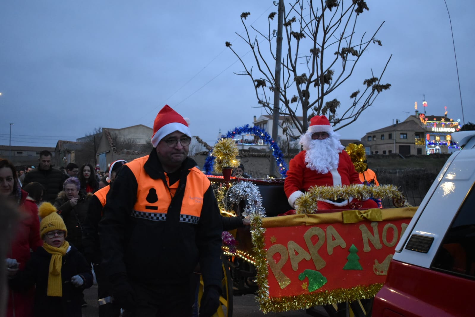 Papá Noel recorre las calles de Alba de Tormes en su particular cabalgata