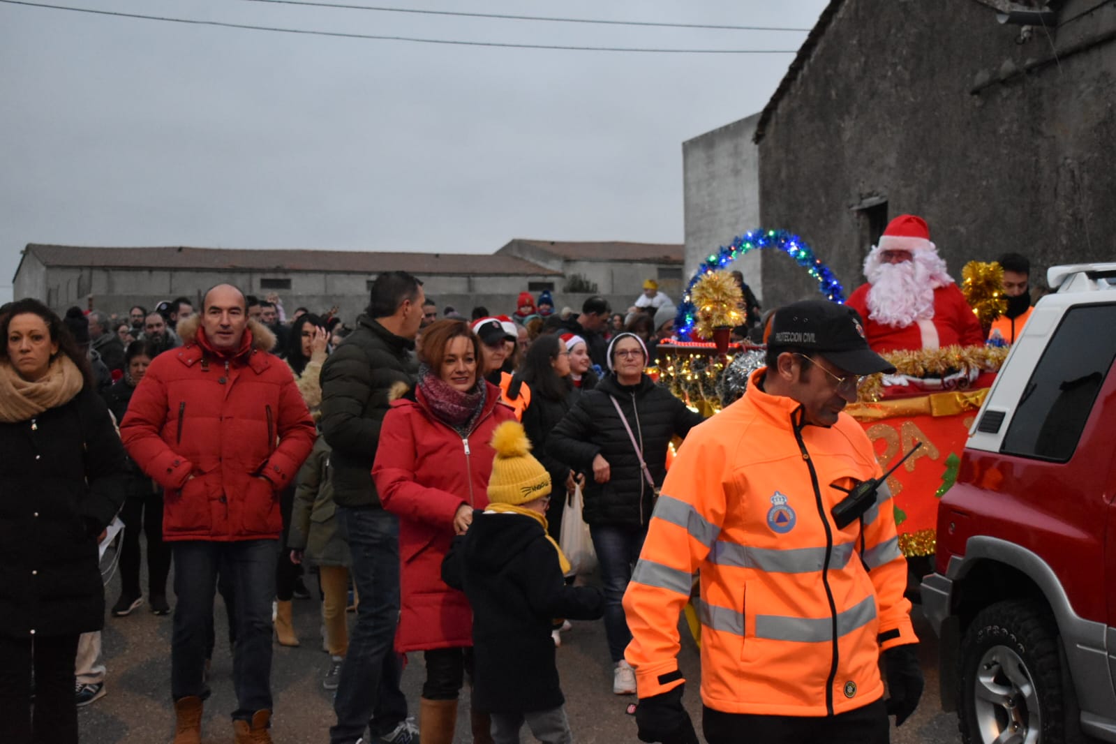 Papá Noel recorre las calles de Alba de Tormes en su particular cabalgata