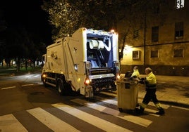 Un camión de basuras durante la recogida de los residuos domiciliarios de Salamanca.