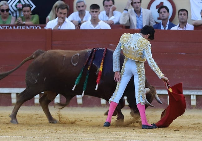 Templado y largo derechazo de Marco Pérez en El Puerto de Santa María.