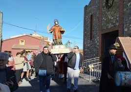 Vecinos de Encinas de Arriba con la talla de San Esteban a hombros.