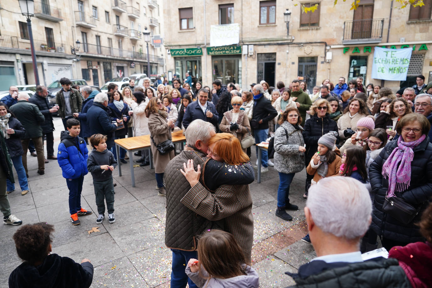 Emotivo homenaje sorpresa a Heraclio: el quiosquero que se jubila en el centro de Salamanca