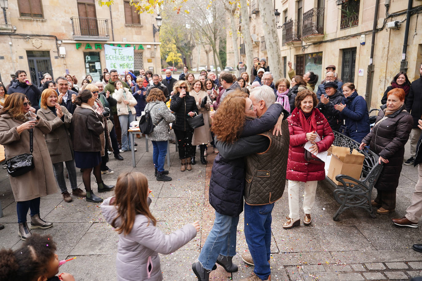 Emotivo homenaje sorpresa a Heraclio: el quiosquero que se jubila en el centro de Salamanca