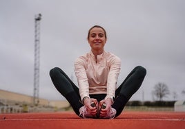 Lorena Martín sobre el tartán de Las Pistas de atletismo.