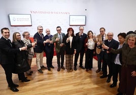 El rector de la Universidad de Salamanca, Juan Manuel Corchado, junto a todos los integrantes de su equipo.