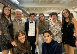 Marco Pérez, junto a su hermana, sus primos y sus abuelos, en la pasada Nochevieja.