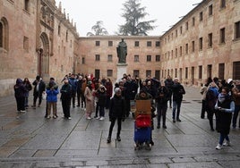 Turistas frente a la fachada de la Universidad.